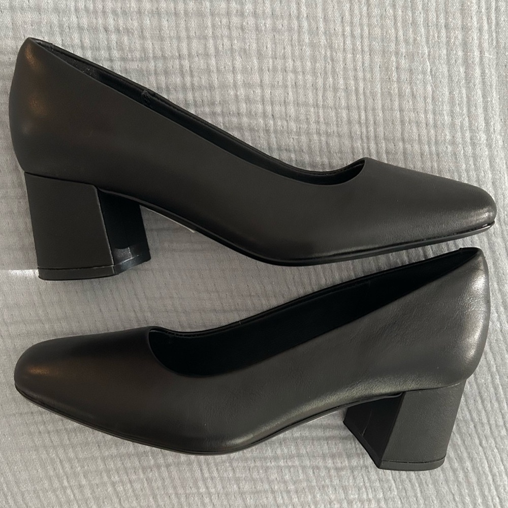 CLARKS Sheer 55 Court Black Leather Pumps 2.5" Heel New Without Box 7.5